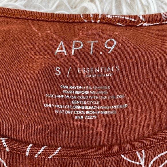 Apt. 9 SS Floral Top ๐ Rust & White - Picture 9 of 9